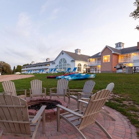 Baymont By Wyndham St. Ignace Lakefront Экстерьер фото