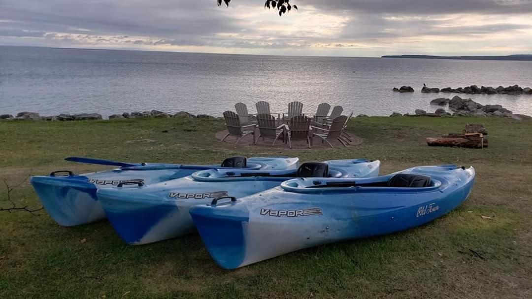 Baymont By Wyndham St. Ignace Lakefront Экстерьер фото