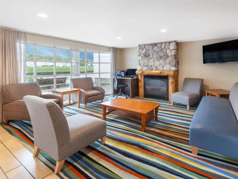 Baymont By Wyndham St. Ignace Lakefront Экстерьер фото