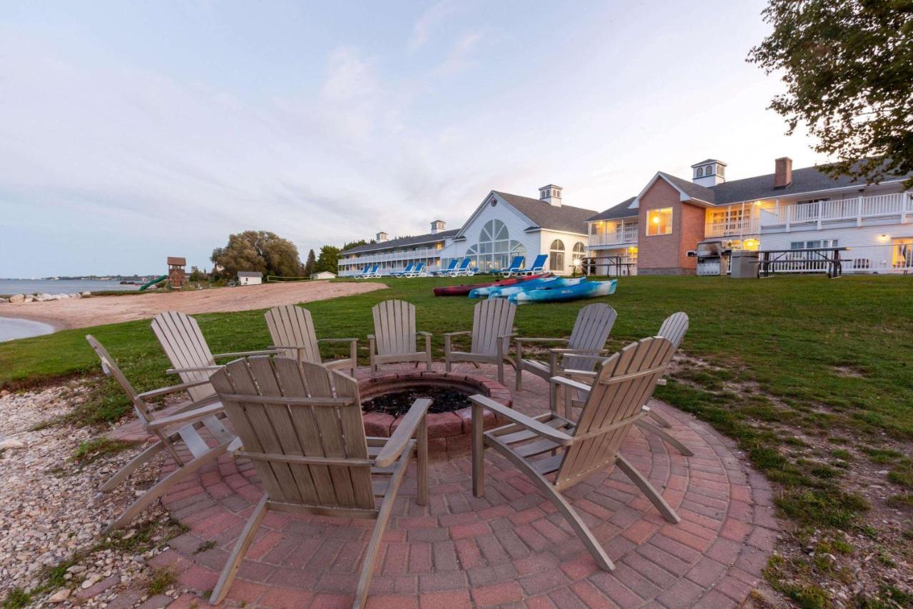 Baymont By Wyndham St. Ignace Lakefront Экстерьер фото
