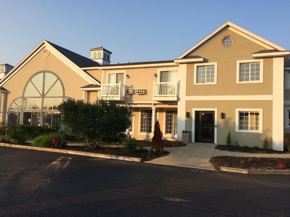 Baymont By Wyndham St. Ignace Lakefront Экстерьер фото