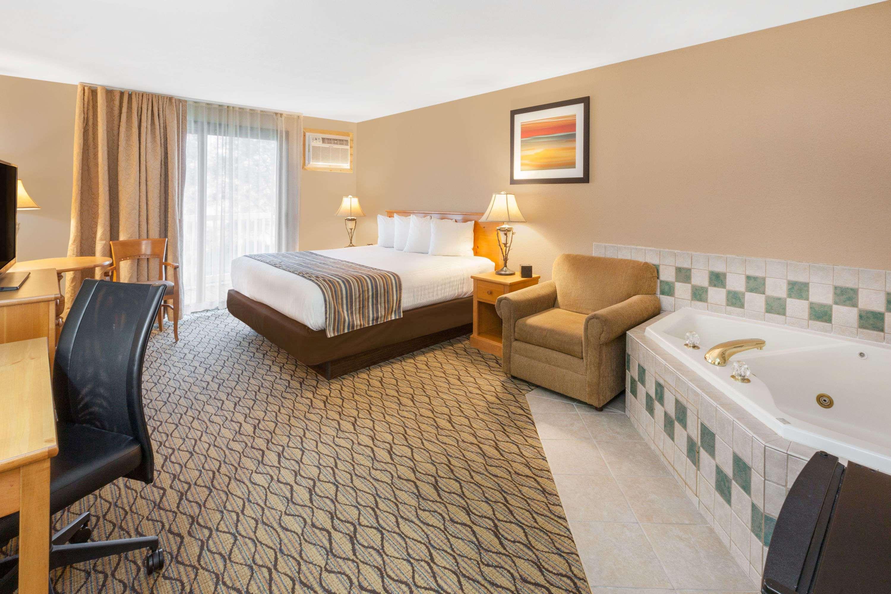 Baymont By Wyndham St. Ignace Lakefront Экстерьер фото
