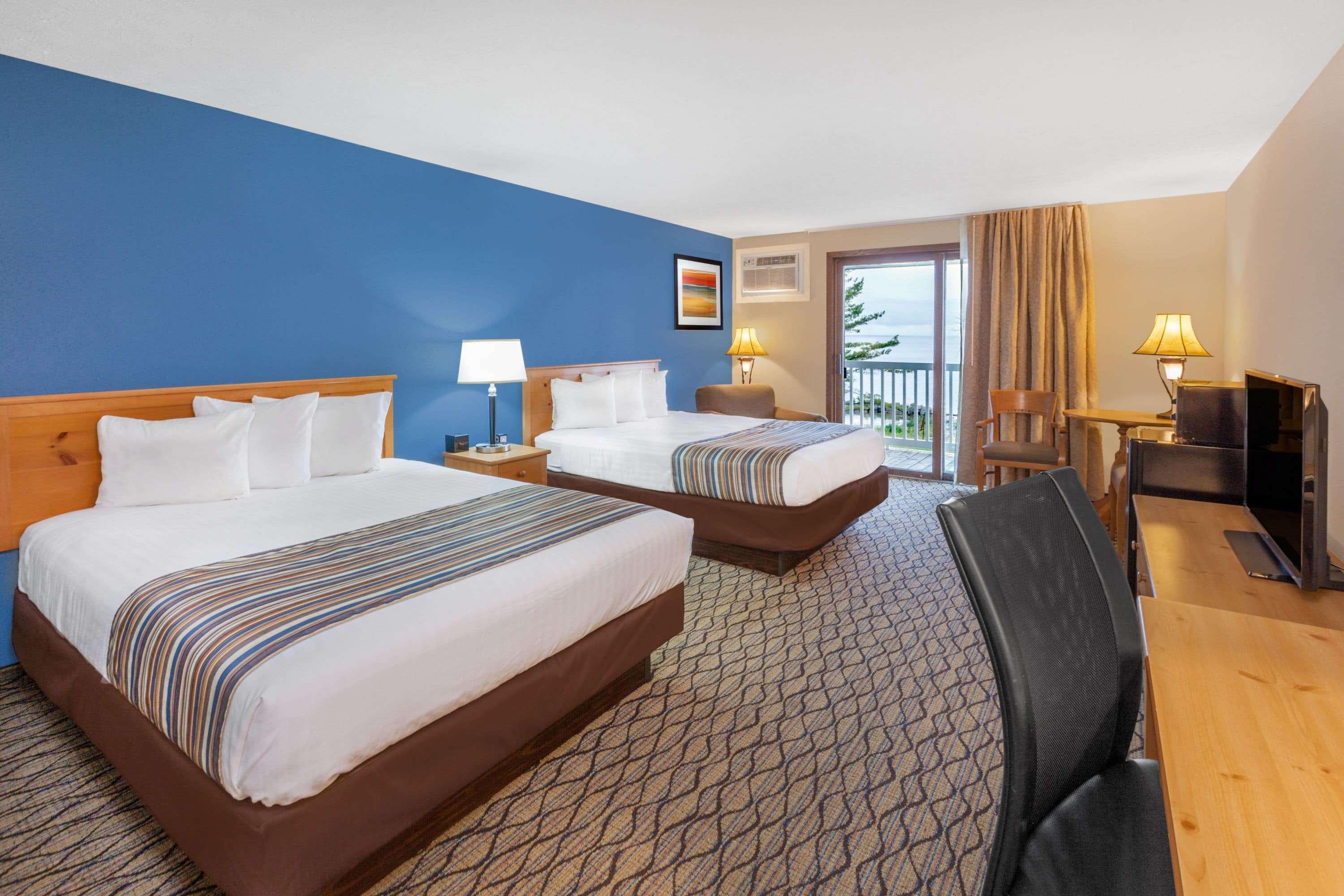 Baymont By Wyndham St. Ignace Lakefront Экстерьер фото