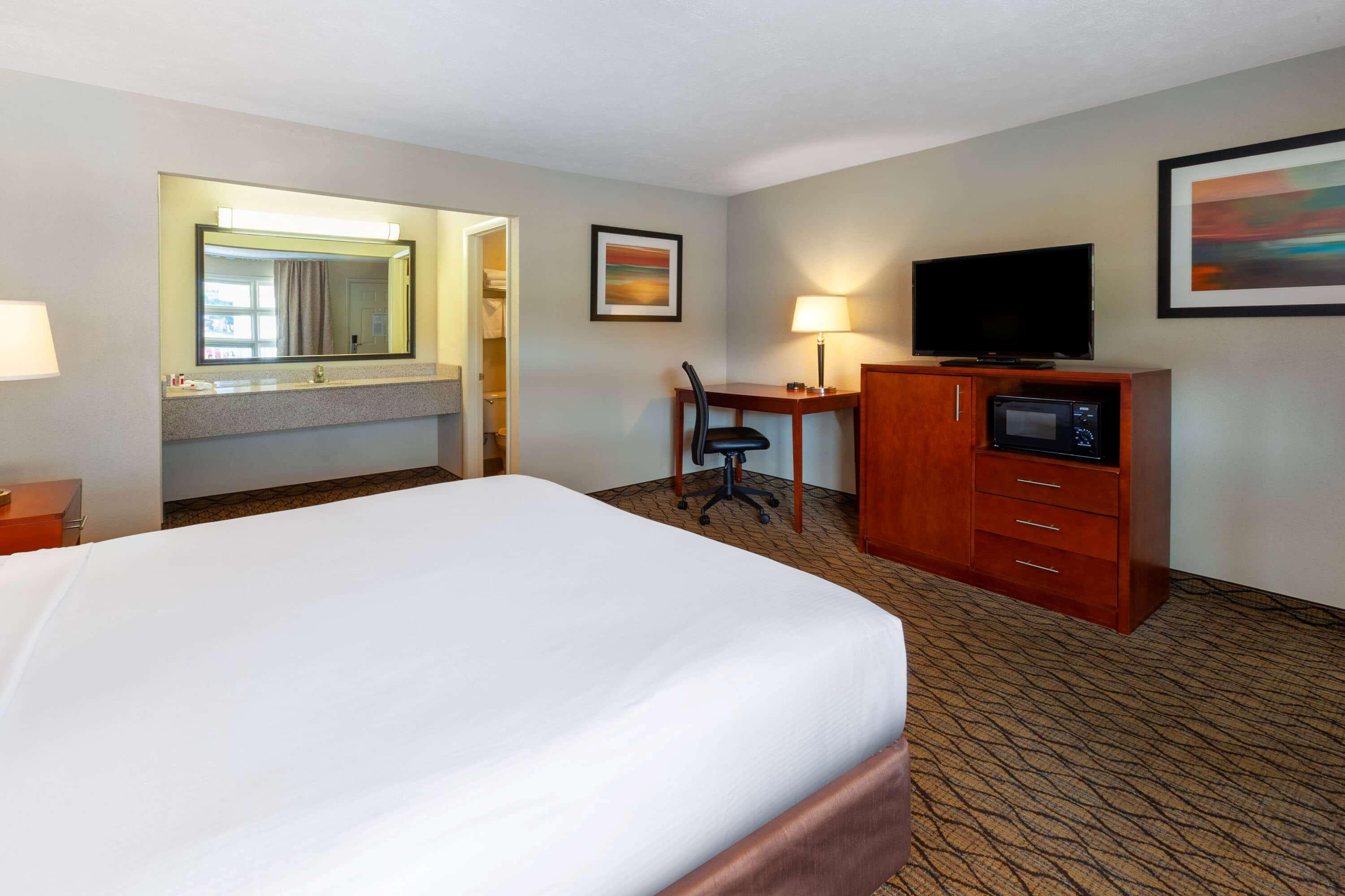 Baymont By Wyndham St. Ignace Lakefront Экстерьер фото
