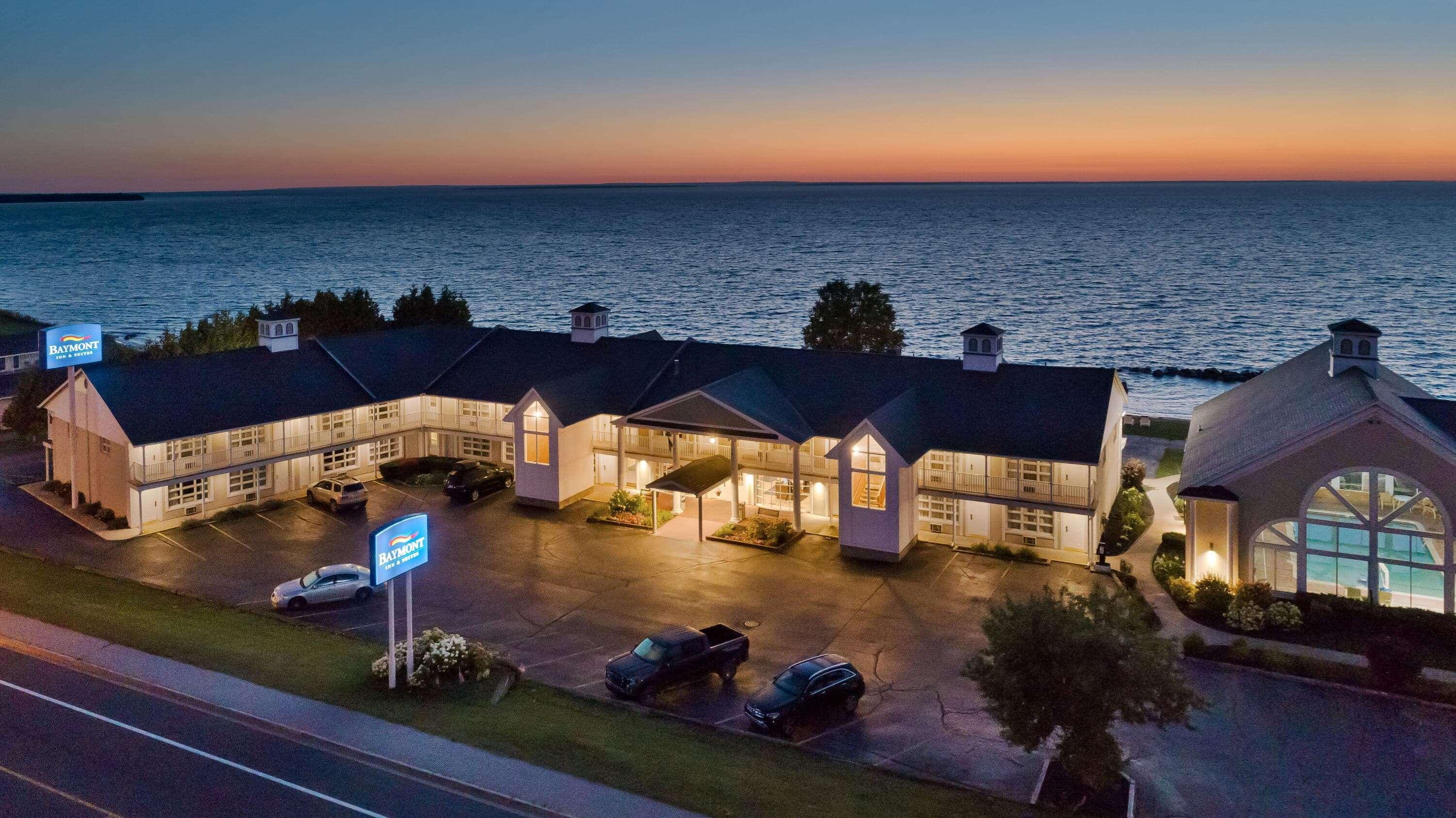 Baymont By Wyndham St. Ignace Lakefront Экстерьер фото
