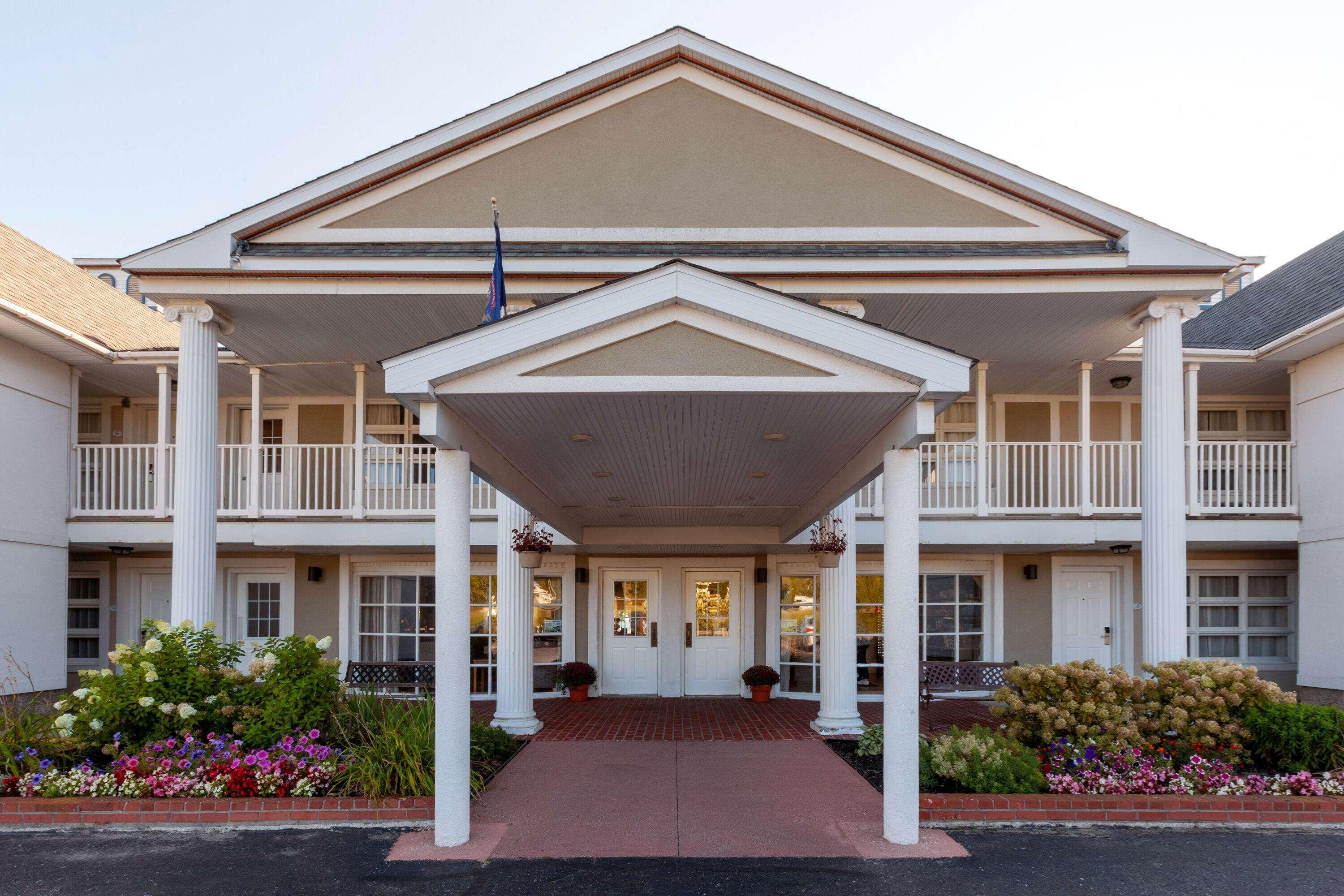 Baymont By Wyndham St. Ignace Lakefront Экстерьер фото