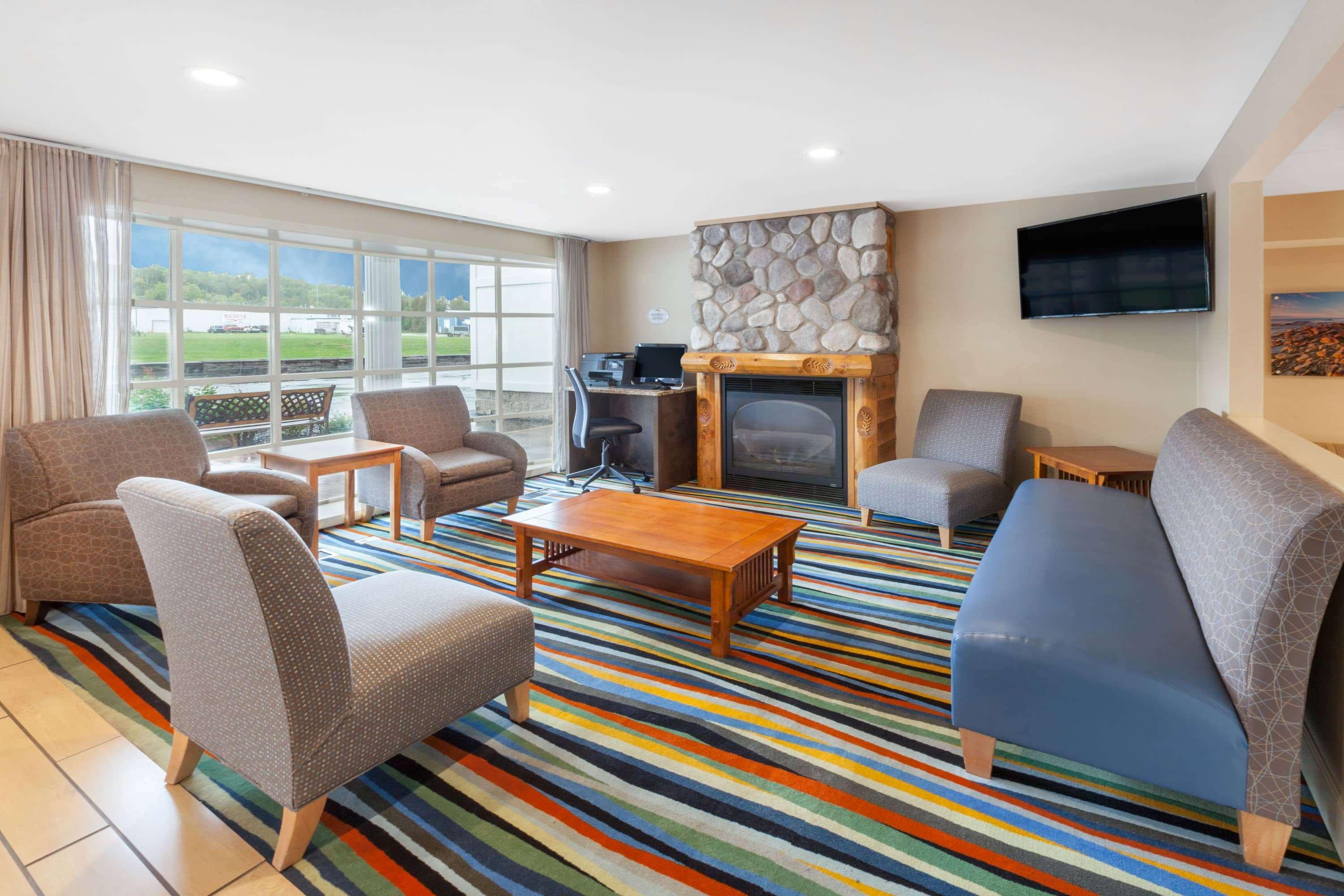 Baymont By Wyndham St. Ignace Lakefront Экстерьер фото