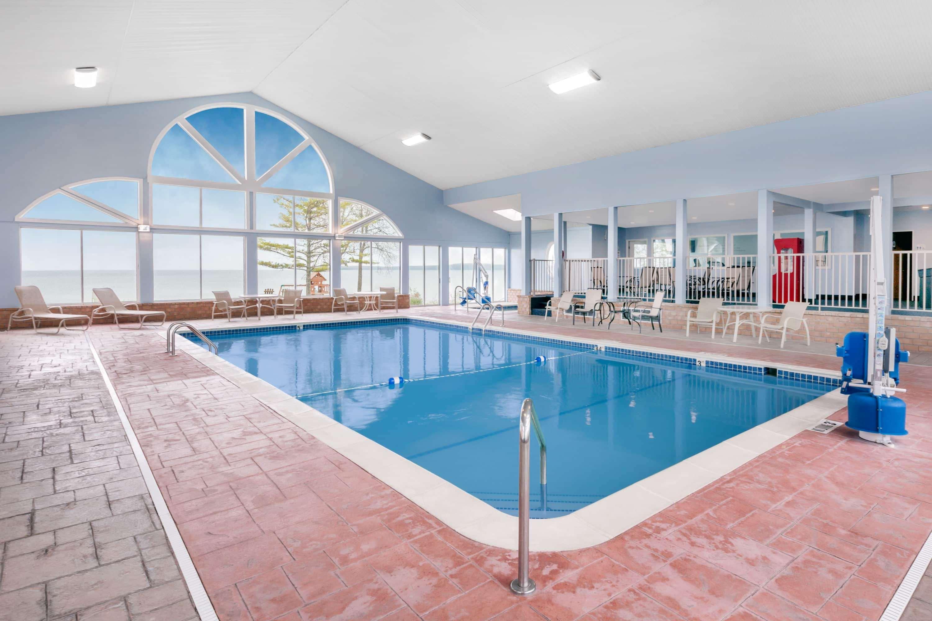 Baymont By Wyndham St. Ignace Lakefront Экстерьер фото