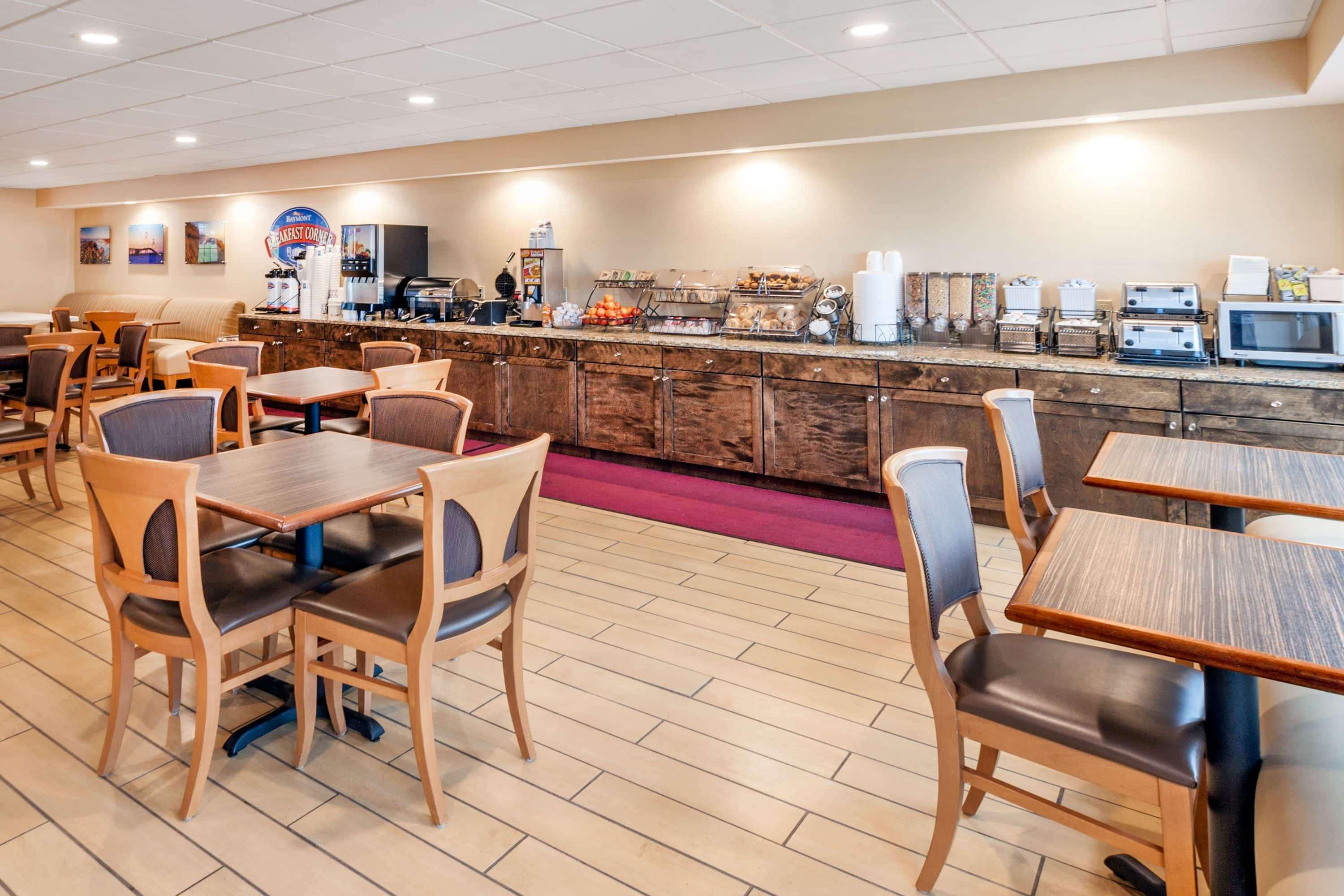 Baymont By Wyndham St. Ignace Lakefront Экстерьер фото