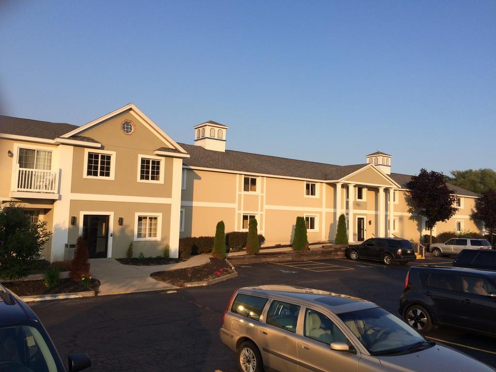 Baymont By Wyndham St. Ignace Lakefront Экстерьер фото