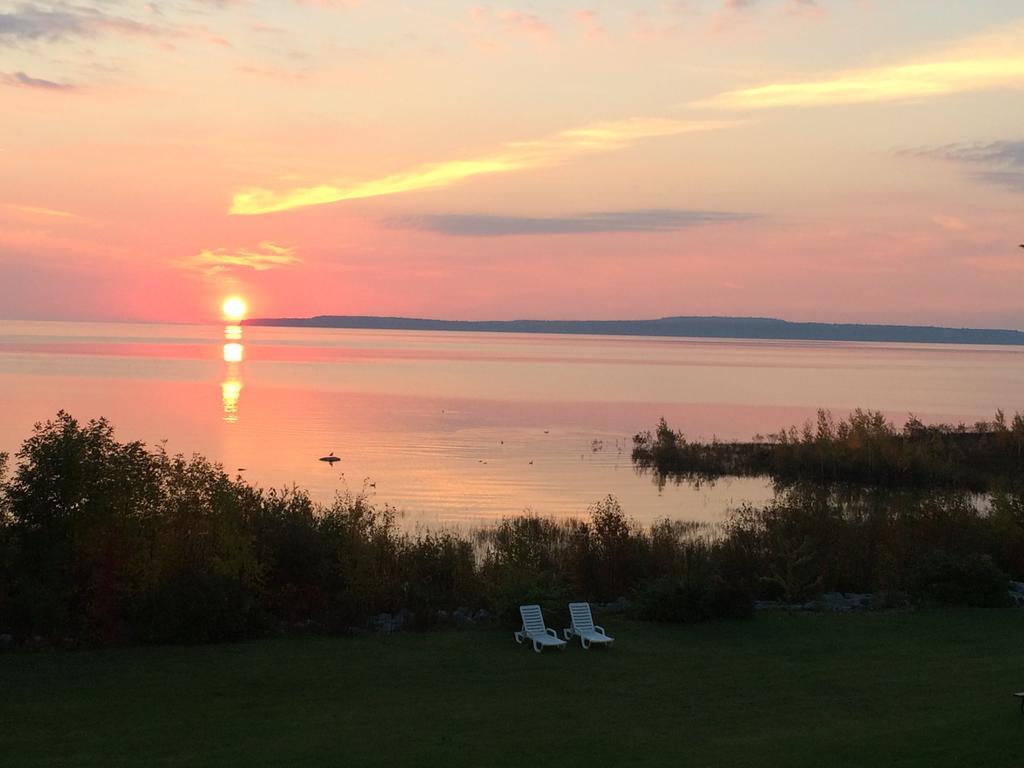 Baymont By Wyndham St. Ignace Lakefront Экстерьер фото