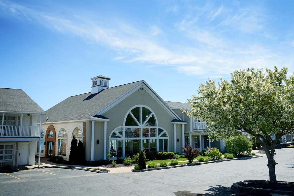 Baymont By Wyndham St. Ignace Lakefront Экстерьер фото