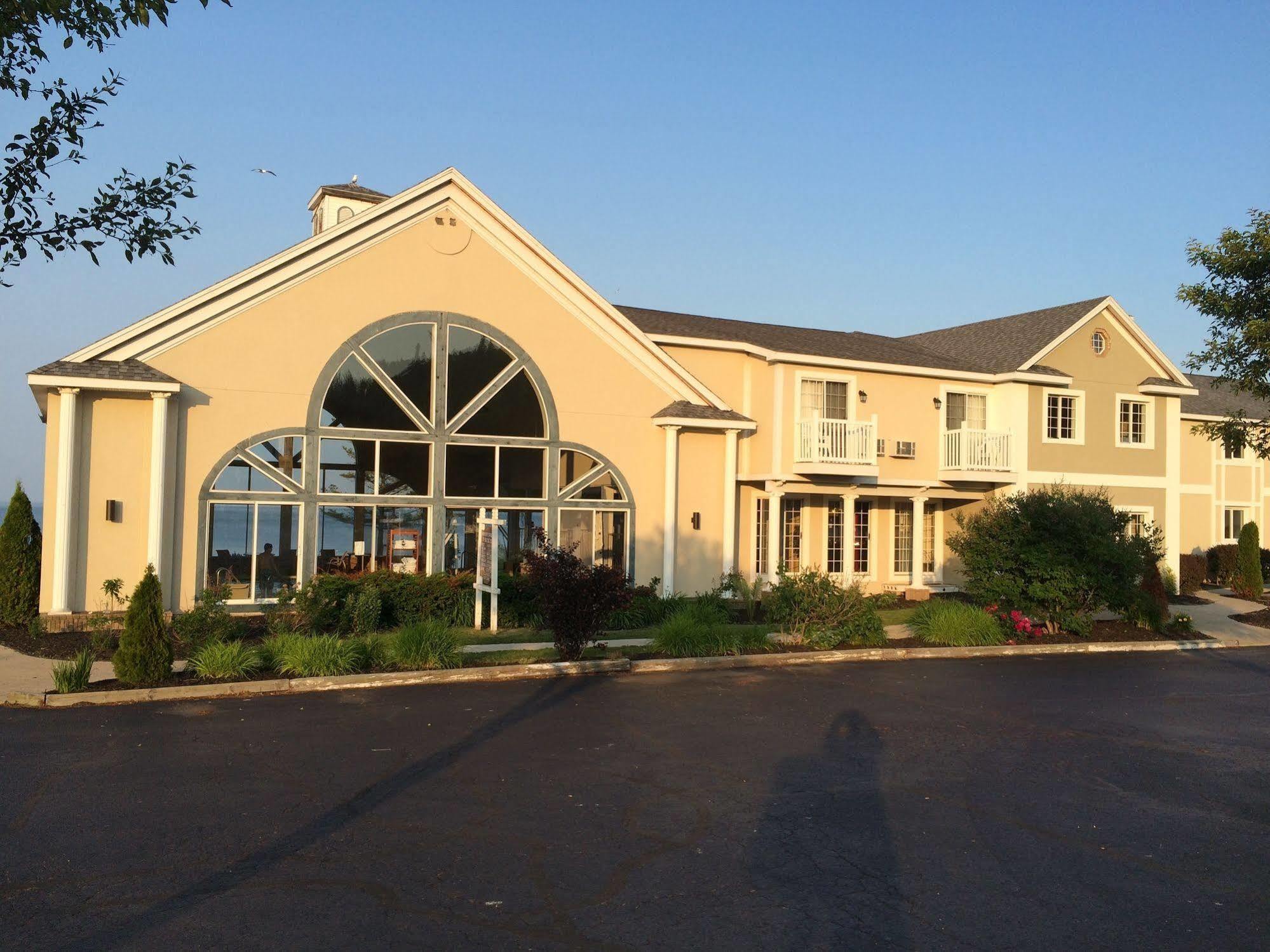 Baymont By Wyndham St. Ignace Lakefront Экстерьер фото