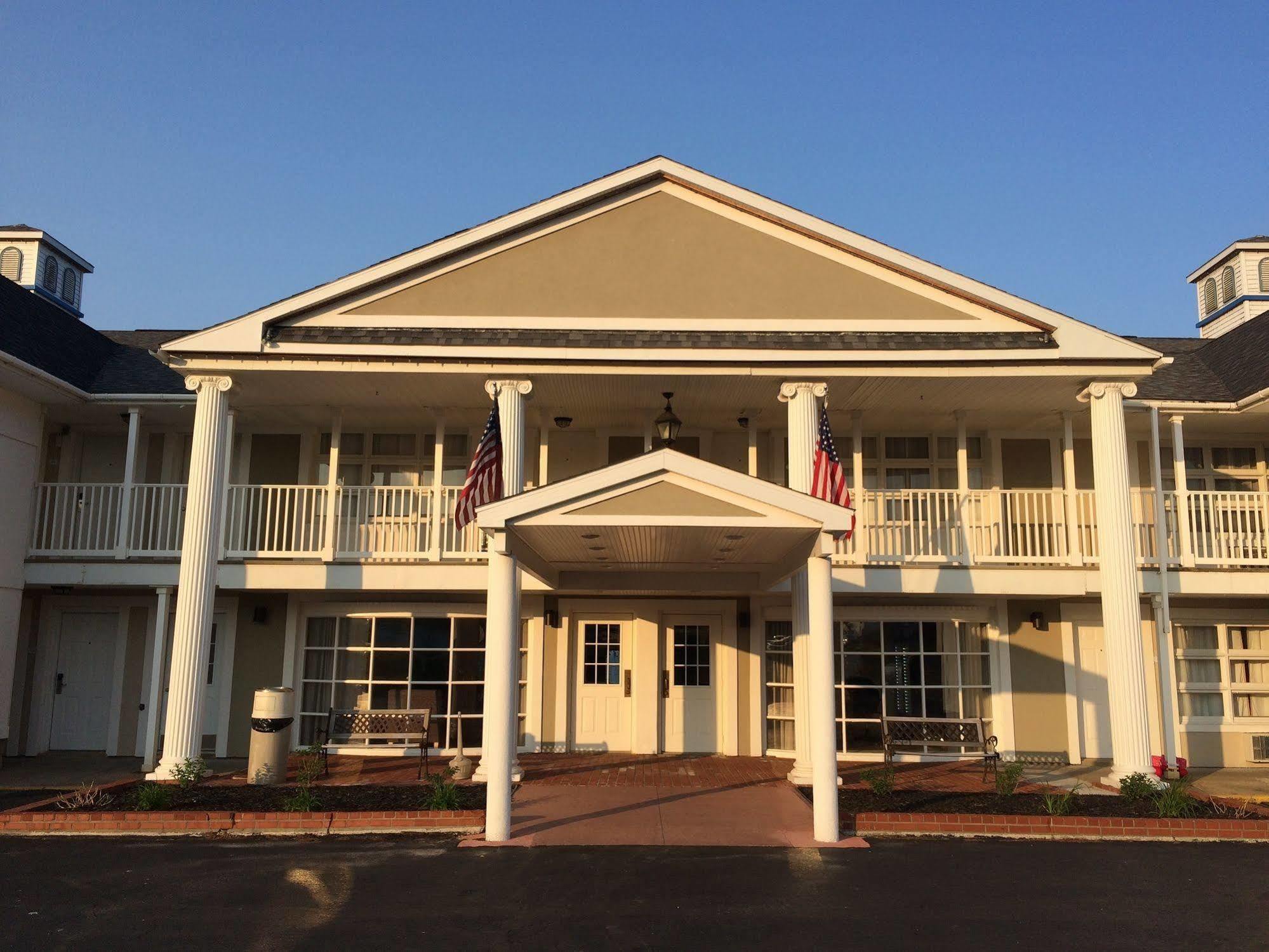 Baymont By Wyndham St. Ignace Lakefront Экстерьер фото