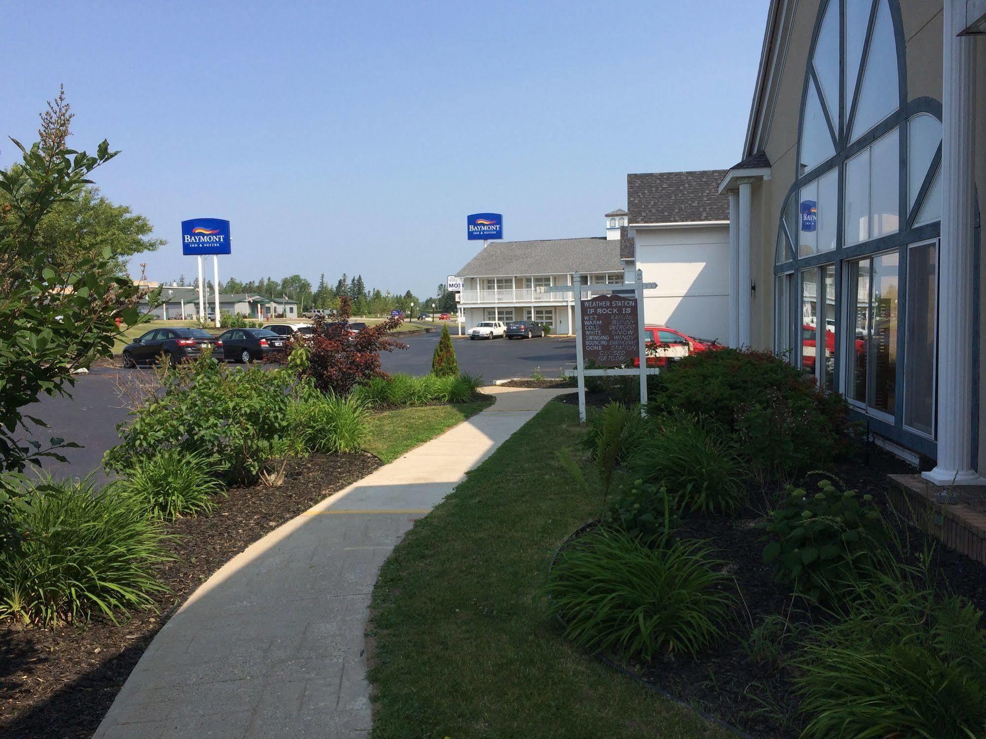 Baymont By Wyndham St. Ignace Lakefront Экстерьер фото