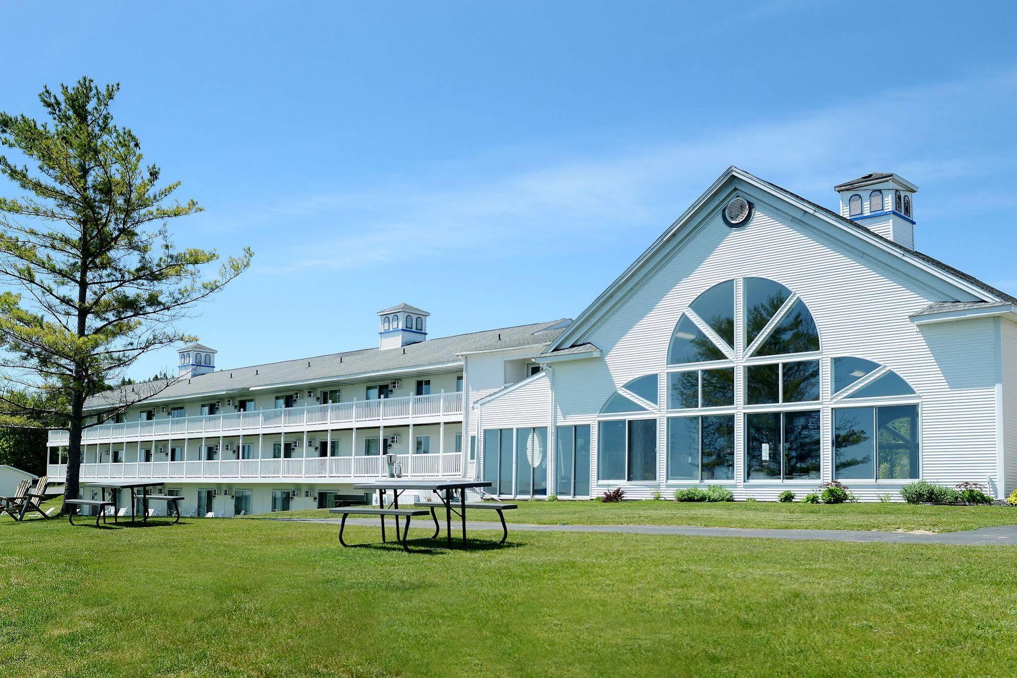 Baymont By Wyndham St. Ignace Lakefront Экстерьер фото