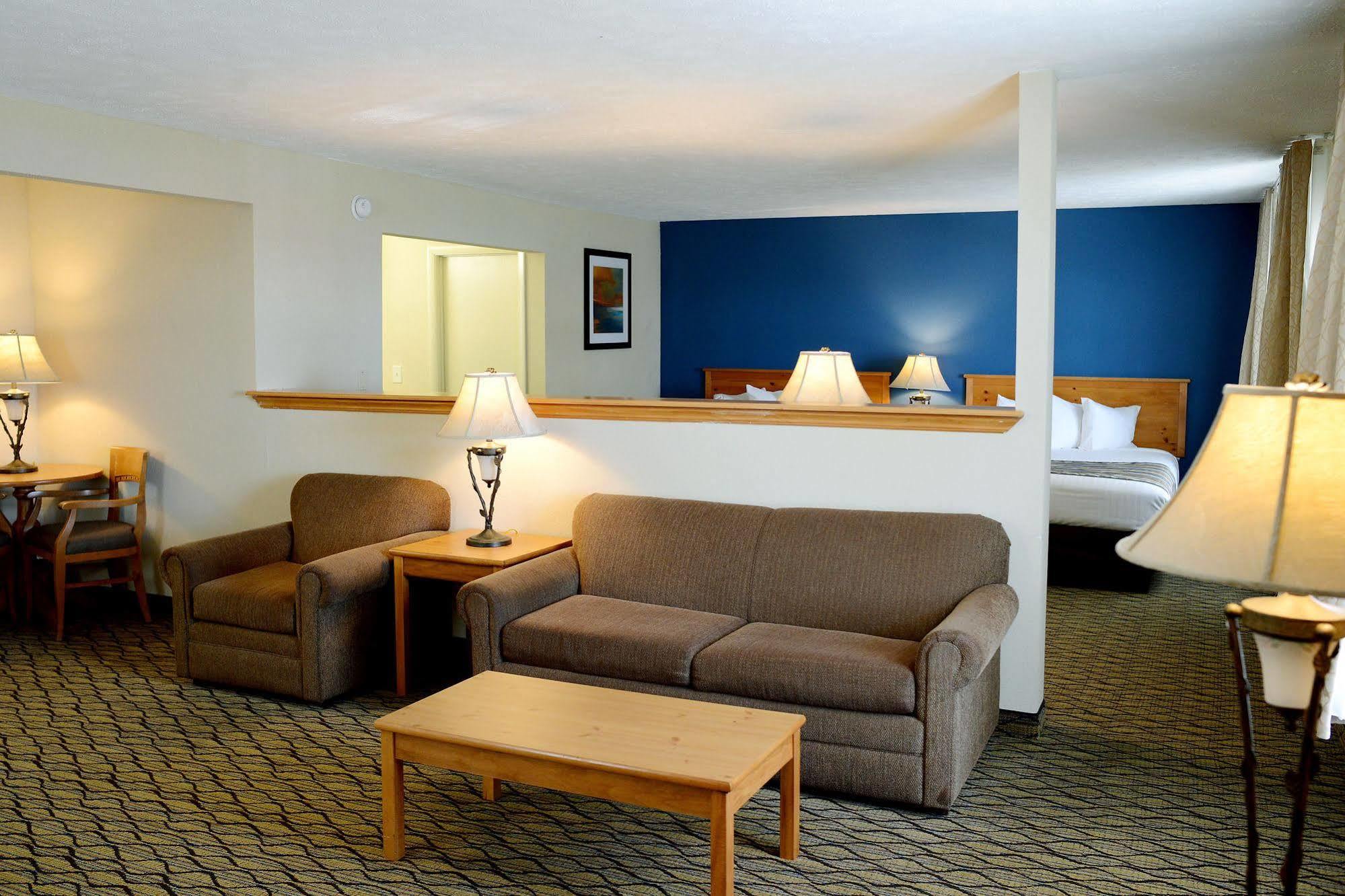 Baymont By Wyndham St. Ignace Lakefront Экстерьер фото