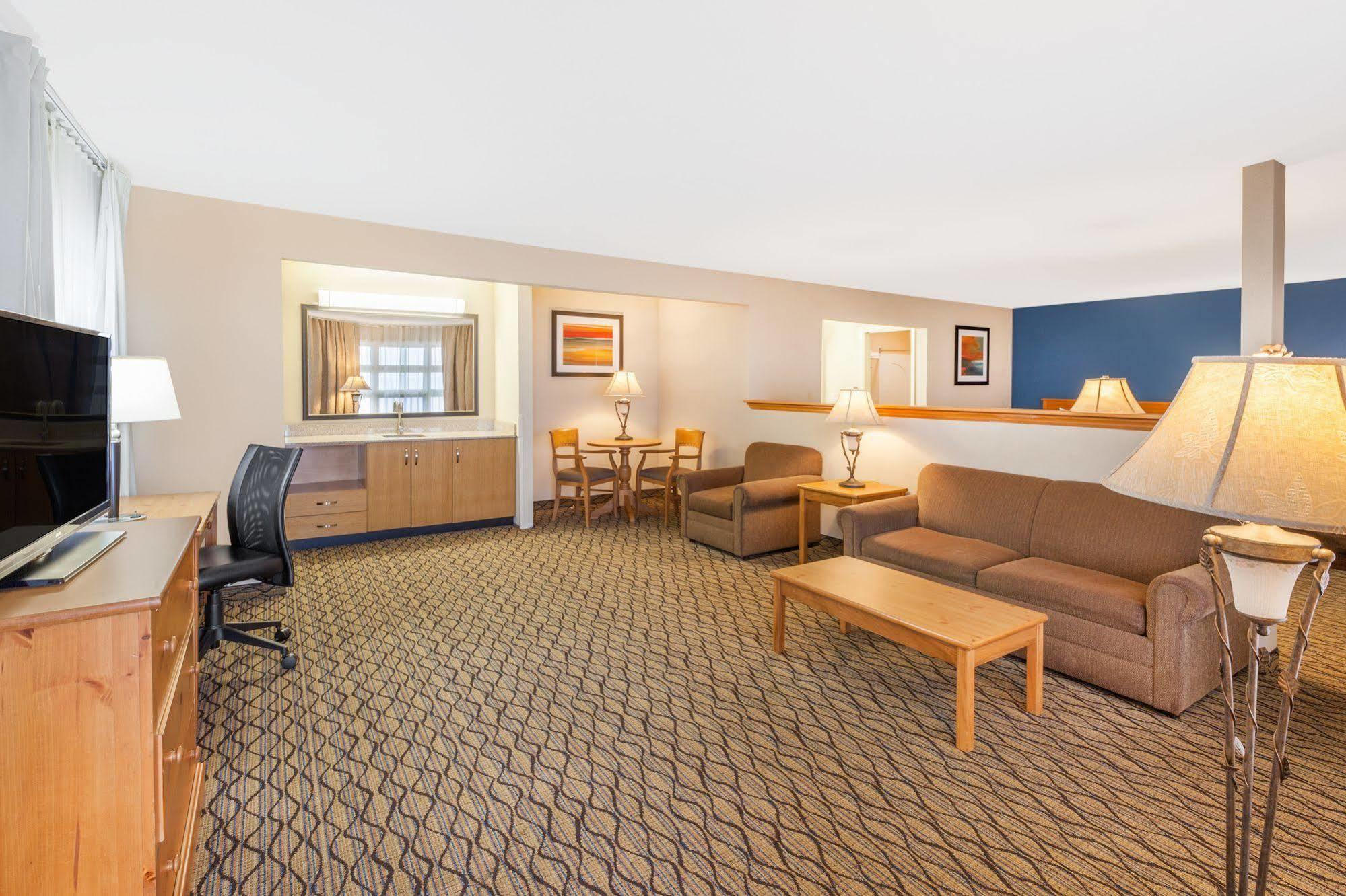 Baymont By Wyndham St. Ignace Lakefront Экстерьер фото