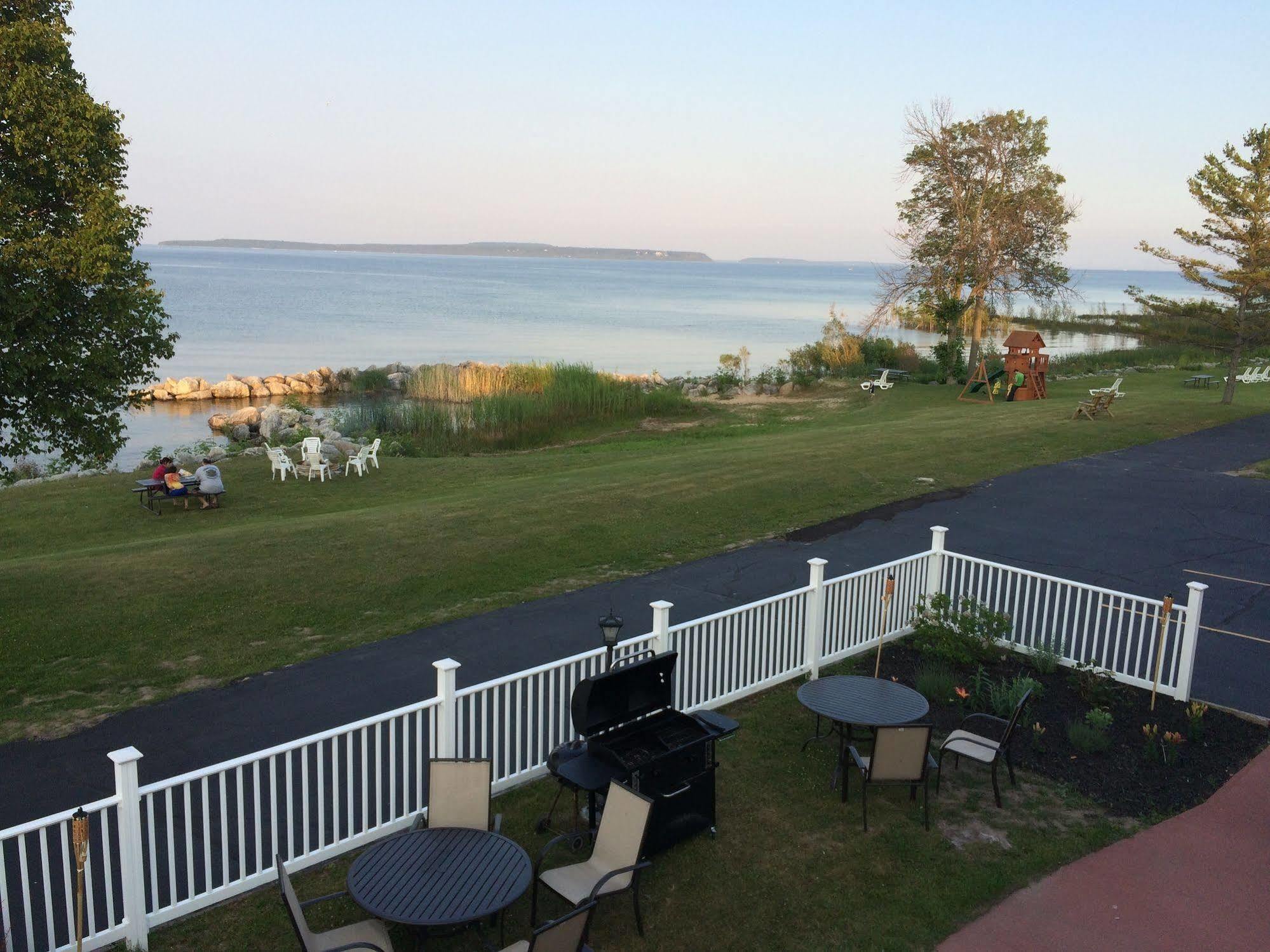 Baymont By Wyndham St. Ignace Lakefront Экстерьер фото