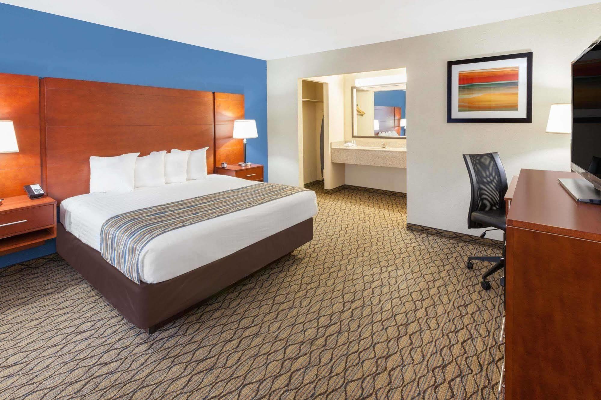 Baymont By Wyndham St. Ignace Lakefront Экстерьер фото