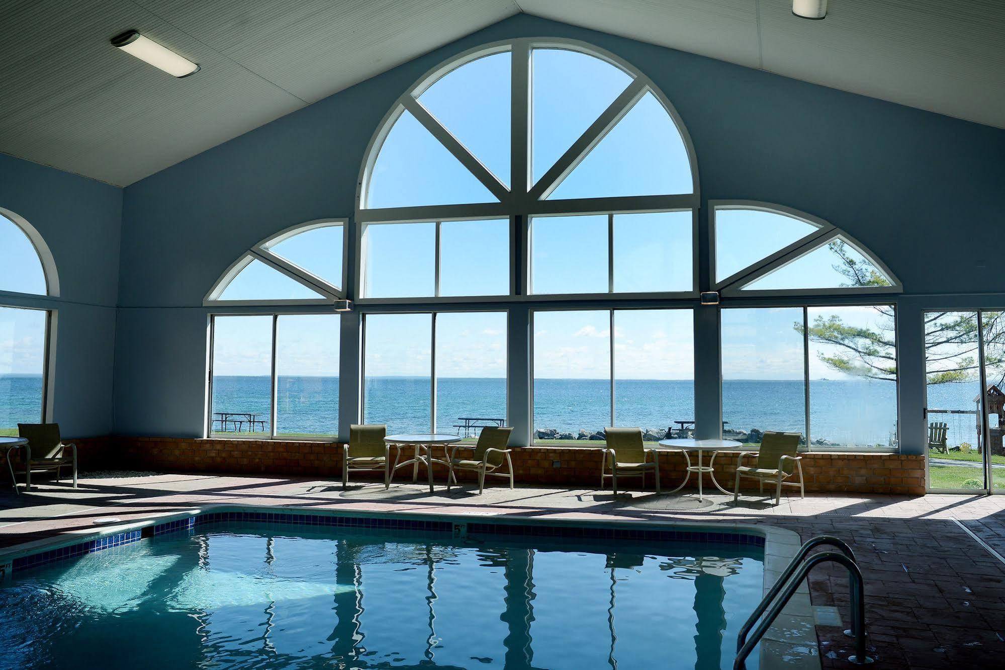 Baymont By Wyndham St. Ignace Lakefront Экстерьер фото