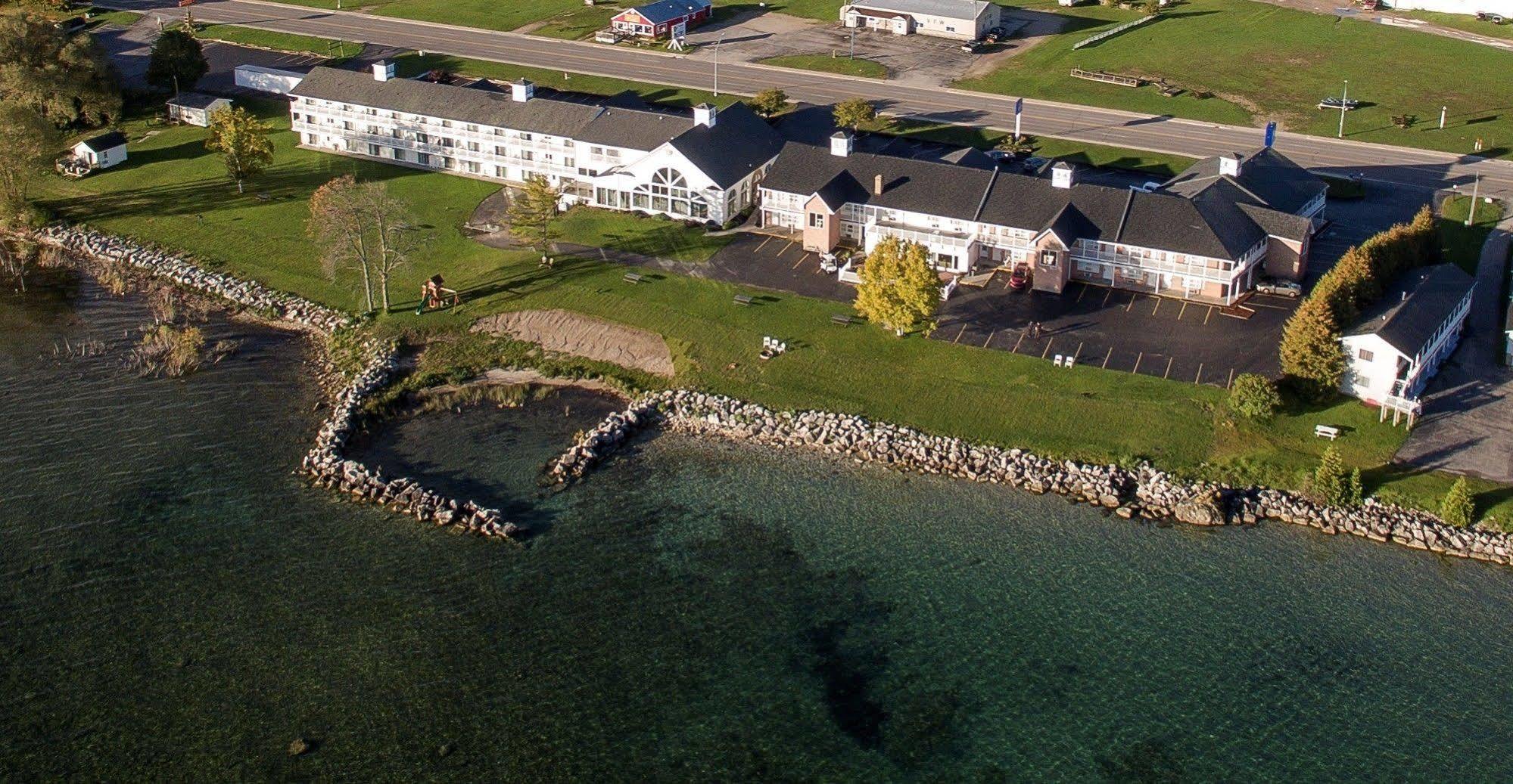 Baymont By Wyndham St. Ignace Lakefront Экстерьер фото