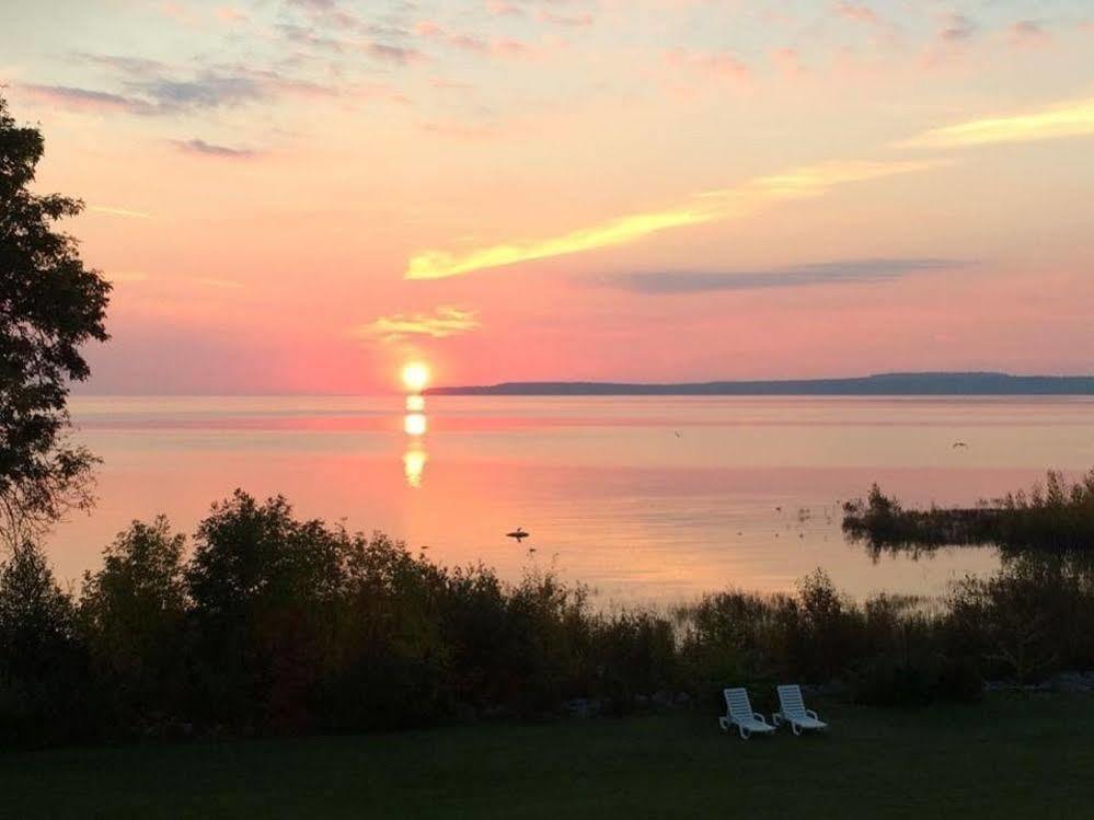 Baymont By Wyndham St. Ignace Lakefront Экстерьер фото