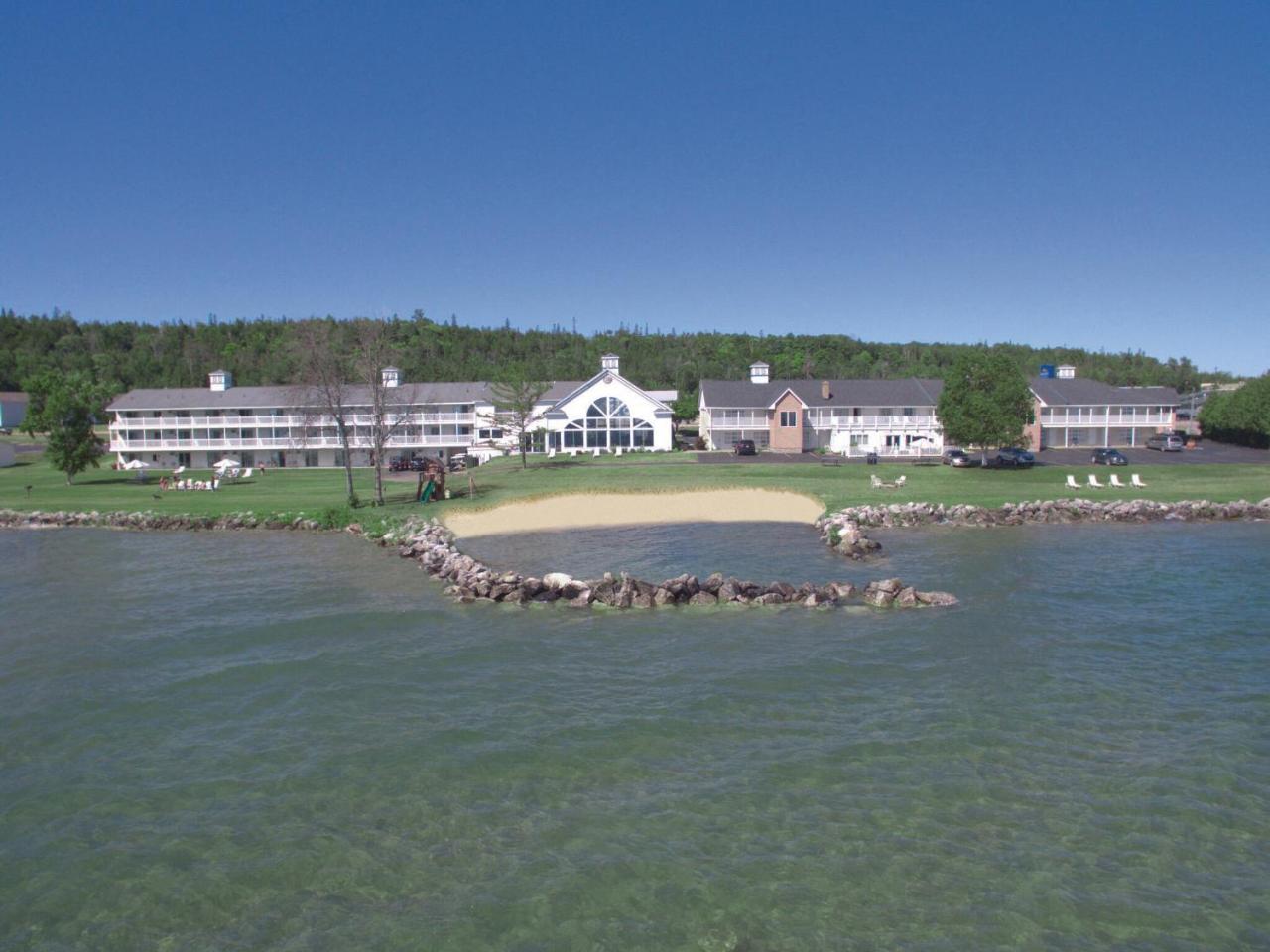 Baymont By Wyndham St. Ignace Lakefront Экстерьер фото